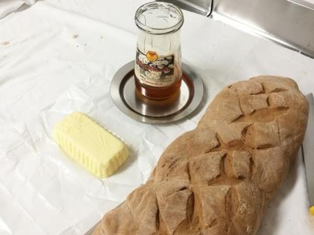 domač kruh, maslo in med